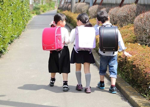 Cặp sách học sinh tiểu học Nhật Bản ngày càng nặng